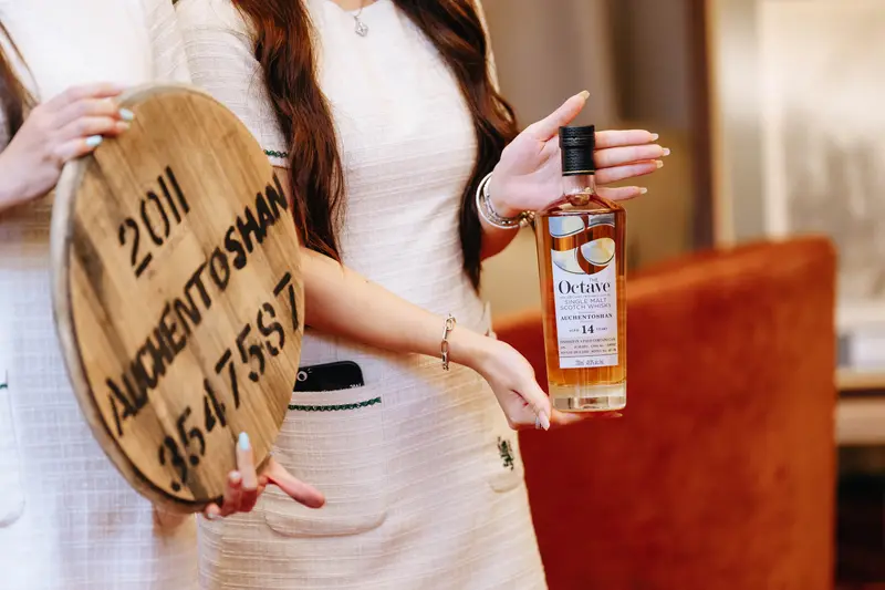 An Auchentoshan cask lid at the gala